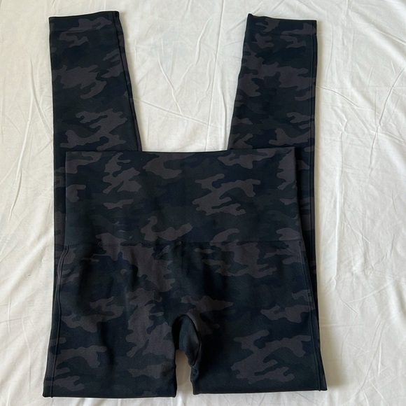 SPANX LOOK AT ME NOW BLACK CAMO LEGGING Size M - Picture 7 of 14
